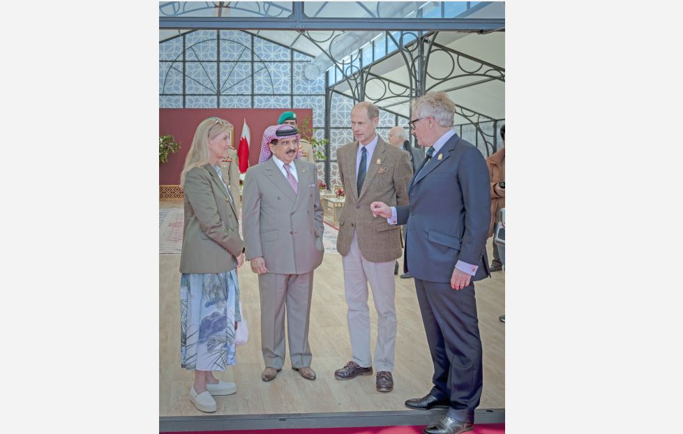 <p>His Majesty King Hamad attended the endurance race yesterday at the grounds of Windsor Great Park in the UK, as part of the annual event sponsored by Bahrain.</p><p>He was accompanied by his representative for humanitarian work and youth affairs, Supreme Council for Youth and Sports (SCYS) chairman, and Royal Endurance Team captain Shaikh Nasser bin Hamad Al Khalifa; and SCYS first deputy chairman, General Sports Authority chairman, and Bahrain Olympic Committee president Shaikh Khalid bin Hamad Al Khalifa.</p><p>The race was also attended by Prince Edward, Duke of Edinburgh, and several distinguished figures from the UK.</p>